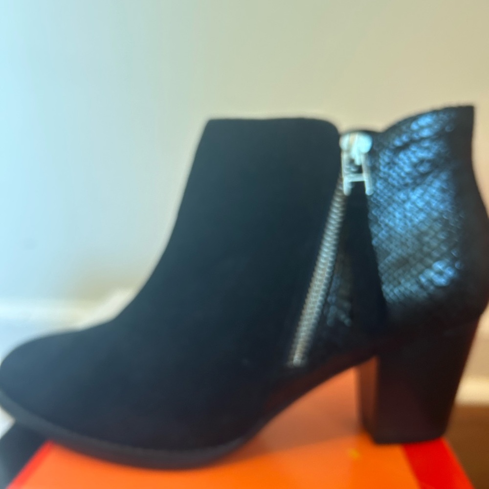 Vionic upright Anne Black Snake boot / new never worn